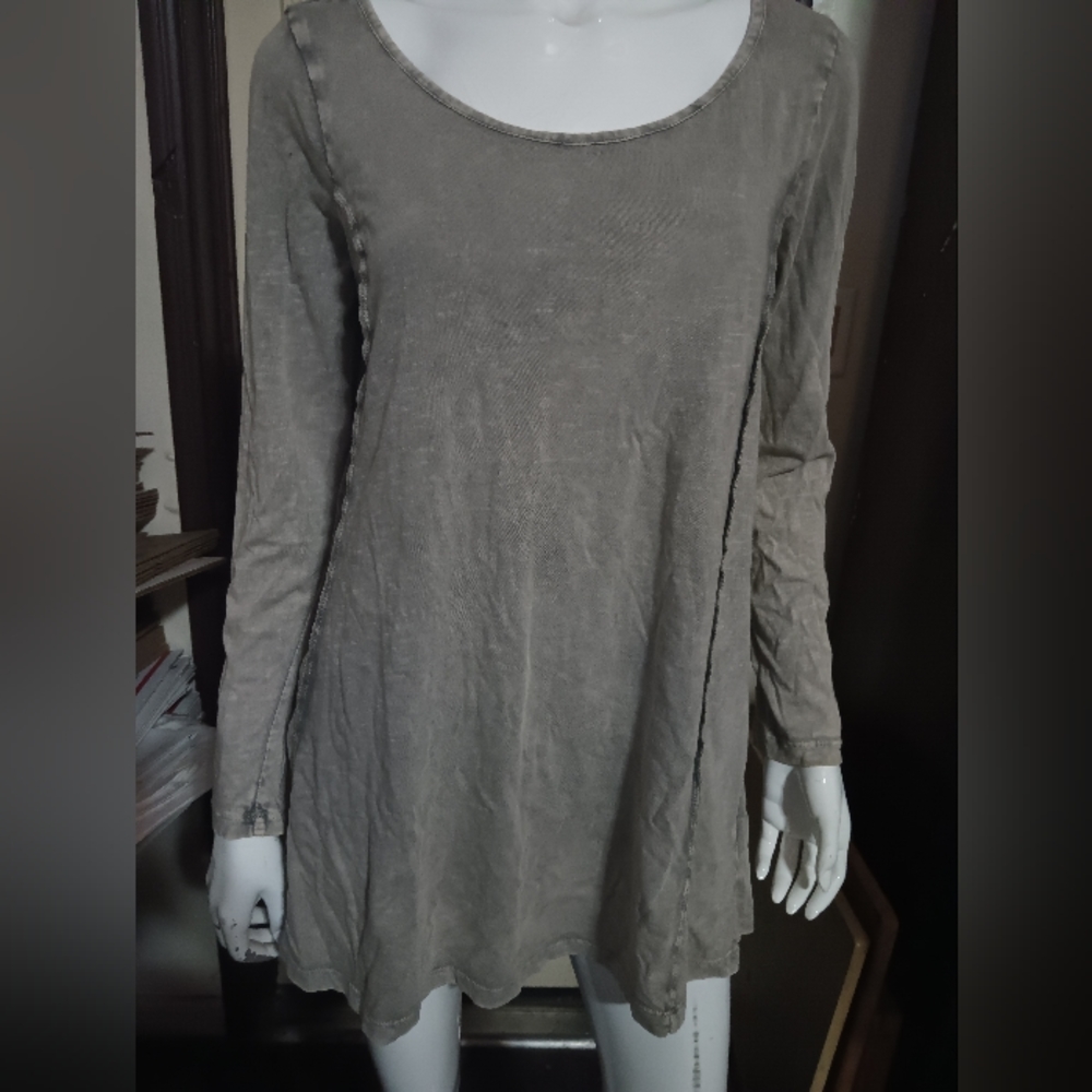 Soft surroundings tunic top size Medium heather gray color 3 buttons on the back